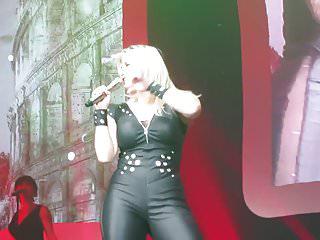 Beatrice putzt und fickt auf der Bühne