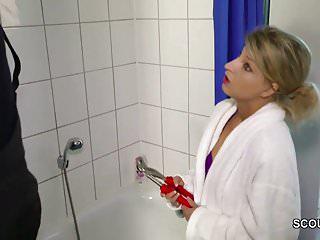 Tochter wird zum ersten Mal anal gefickt