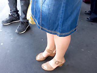 Oma in Nylons macht die Beine breit