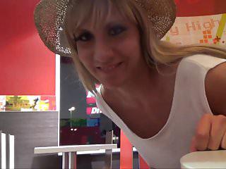 Sie ist geil auf den ganzen Tropfen