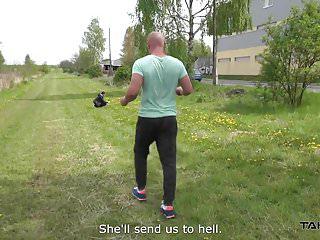 Rein in den fickvan - eine geile Maklerin lässt sich vom Taxifahrer die Fotze durchnehmen