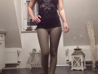 Amateurin dehnt ihre Zehen in der Öffentlichkeit