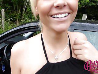 Erst bläst und dann in den Arsch gefickt