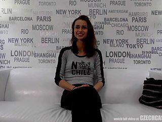 Super süsse junge Mutter probiert Analsex mit dem Kameramann