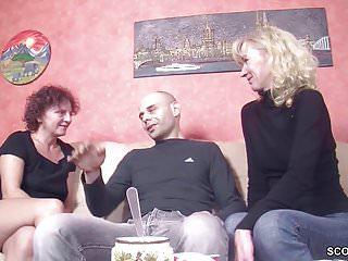 Zwei deutsche Milf zeigen einem jungen Boy wie man fickt