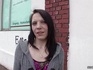 Ein fremder Teen von der Strasse geholt