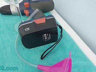 Sie spielt mit sich selbst und kommt voll