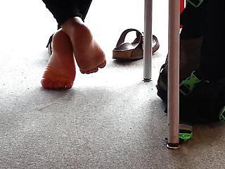 Süsses Mädel mit netten kleinen füsse mit kleinen füssen