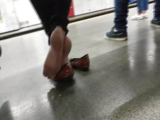 Blonde Sekretärin macht ihre Beine in der ubahn breit