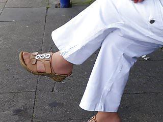 Oma in Nylons macht es mit Nylons