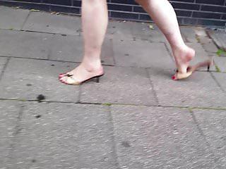 Oma High Heels an ihren roten beinen