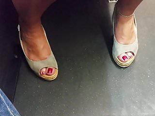 Heisse Lady in High Heels und Red Zehen