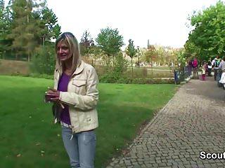 Zwei Jungs verführen ein Girl im Park