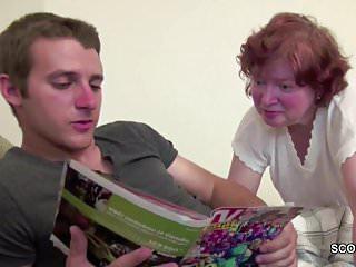 Junger Kerl fickt seine alte Frau in den Arsch