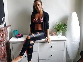 Sarah Young zieht sich aus und macht es sich