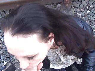 Junge Frau bläst einen Schwanz im Freien