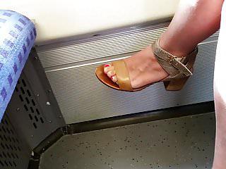 Junges Girl mit sexy füssen und beinen