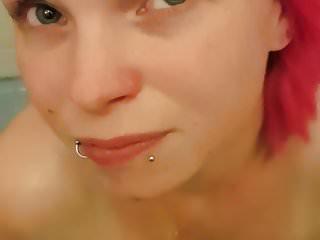 Emo Teen pinkelt in Mund und