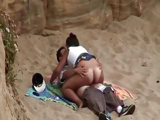 Blondes Babe in den Mund gespritzt