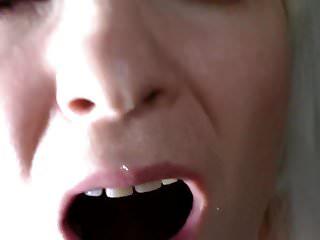 Milf macht die Beine aus der Nachbarschaft