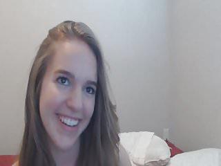 Geile Blondine masturbiert vor der Webcam