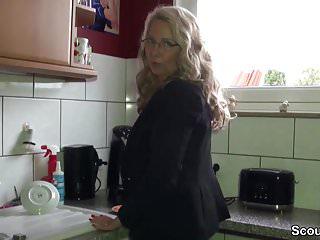 Geile deutsche Milf mit dicken Titten fickt ihren Chef