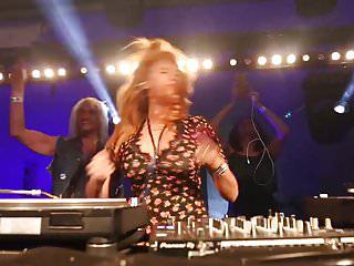 Oma bumst dicke Schwänze in der Küche