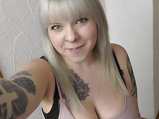 Süsse Blondine in schuluniform wird hart gefickt