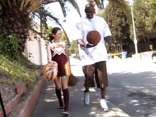 Teen Cheerleaderin Mae Meyers fickt schwarzen Schwanz