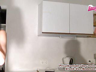 Junge schwarze Frau fickt mit einem älteren Mann