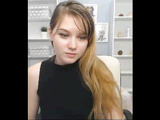 Tori zeigt ihren Körper vor der Kamera