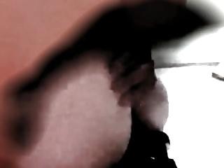 Hotwife cinn reitet einen gut bestückten Gast 2