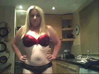 Von Sohn erwischt Milf streichelt sich selber