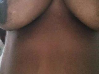 Inderin mit dicken Titten bläst und fickt