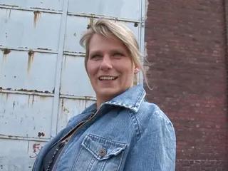 Süsse Susi spritzt vor der Kamera ab