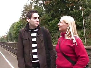 Deutsche Schlampe auf der straße - deutsche Blondine macht die Beine breit und wird auf der Strasse gefickt - deutscher Amateursex