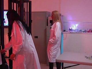 Geile Babes im Gefängnis und ficken mit Typen