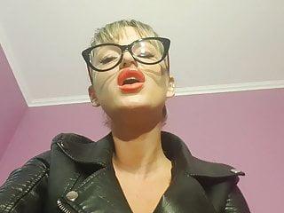 Die Herrin bestraft ihren Sklaven mit einem Strapon