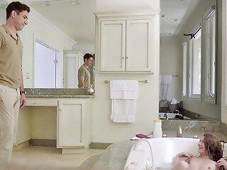 Stiefschwester gibt Bruder Sex in der Badewanne