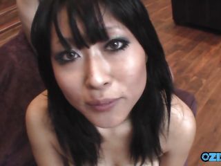 Mann wird von seiner asiatischen Schlampe geblasen