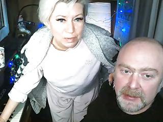 Unsere neue Transe mit den gemachten Titten beim Sexcasting mit dem jungen Fickstück - Milf webcamsex
