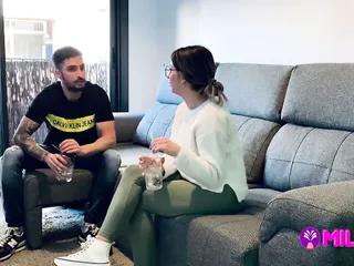 Junge Brünette reitet auf einem harten Schwanz