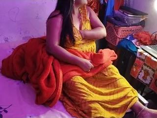 Heisse Inderin zeigt sich vor der Cam