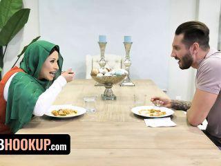 Hübsche japanische Nutte mit großen Brüsten lässt sich von ihrem Vater ficken