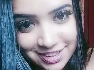 Junge Latina masturbiert mit einem Dildo vor der Cam