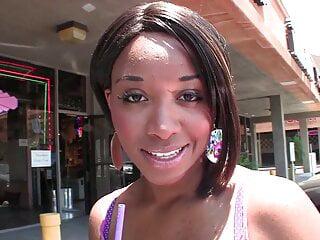 Brünette protzt mit dem Schwanz und bringt ihn in den Mund