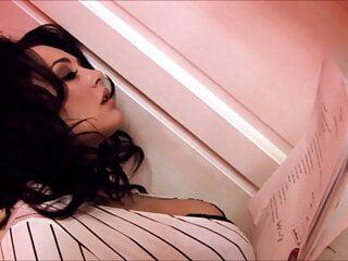 Dickbusiges Babe mit großen Brüsten befummelt ihre Muschi