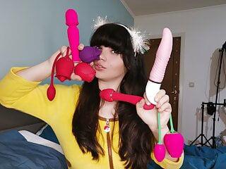 Unverschämte Brünette spielt mit ihrer neuen Sextoy