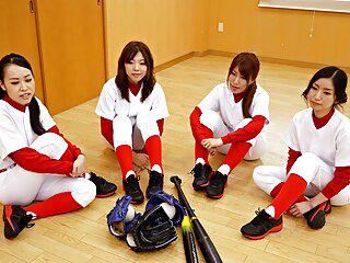 Japanische Schulmädchen haben Sex mit geilem Baseballschläger