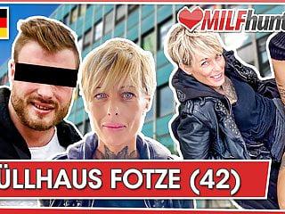 Blonde Milf aus Deutschland bläst einen Fremden Schwanz